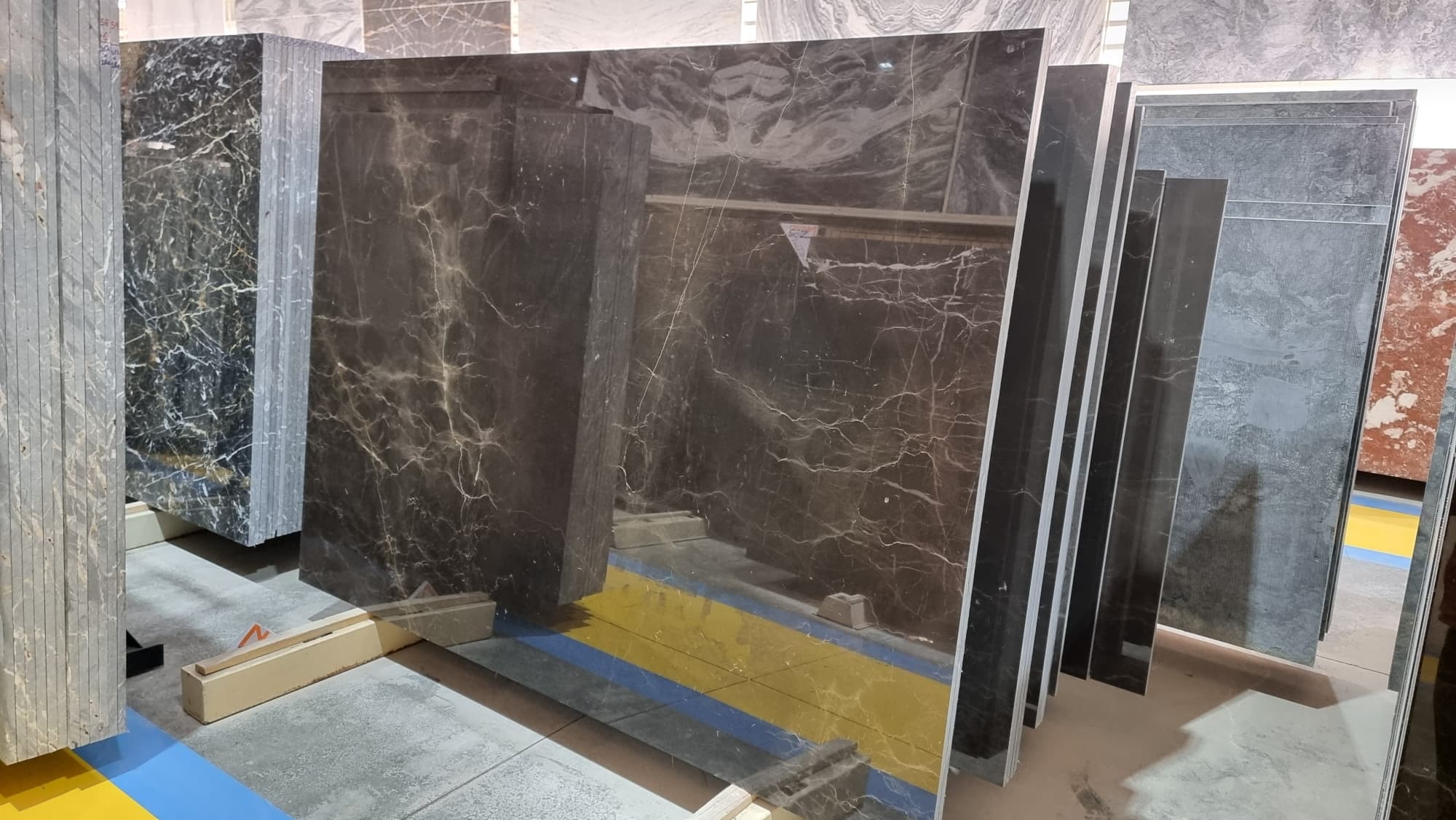soider black marble similar to pietra grey marble