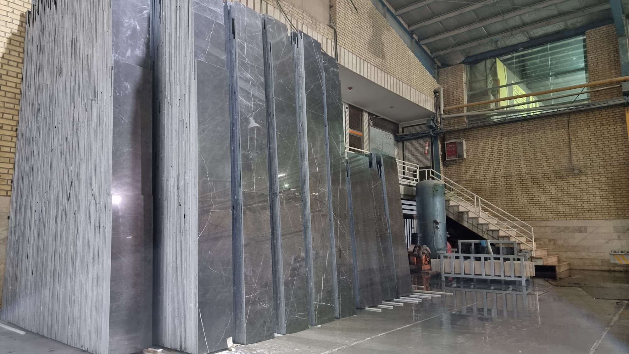 What are the colors of Pietra grey marble? 4 What are the colors of Pietra grey marble25
